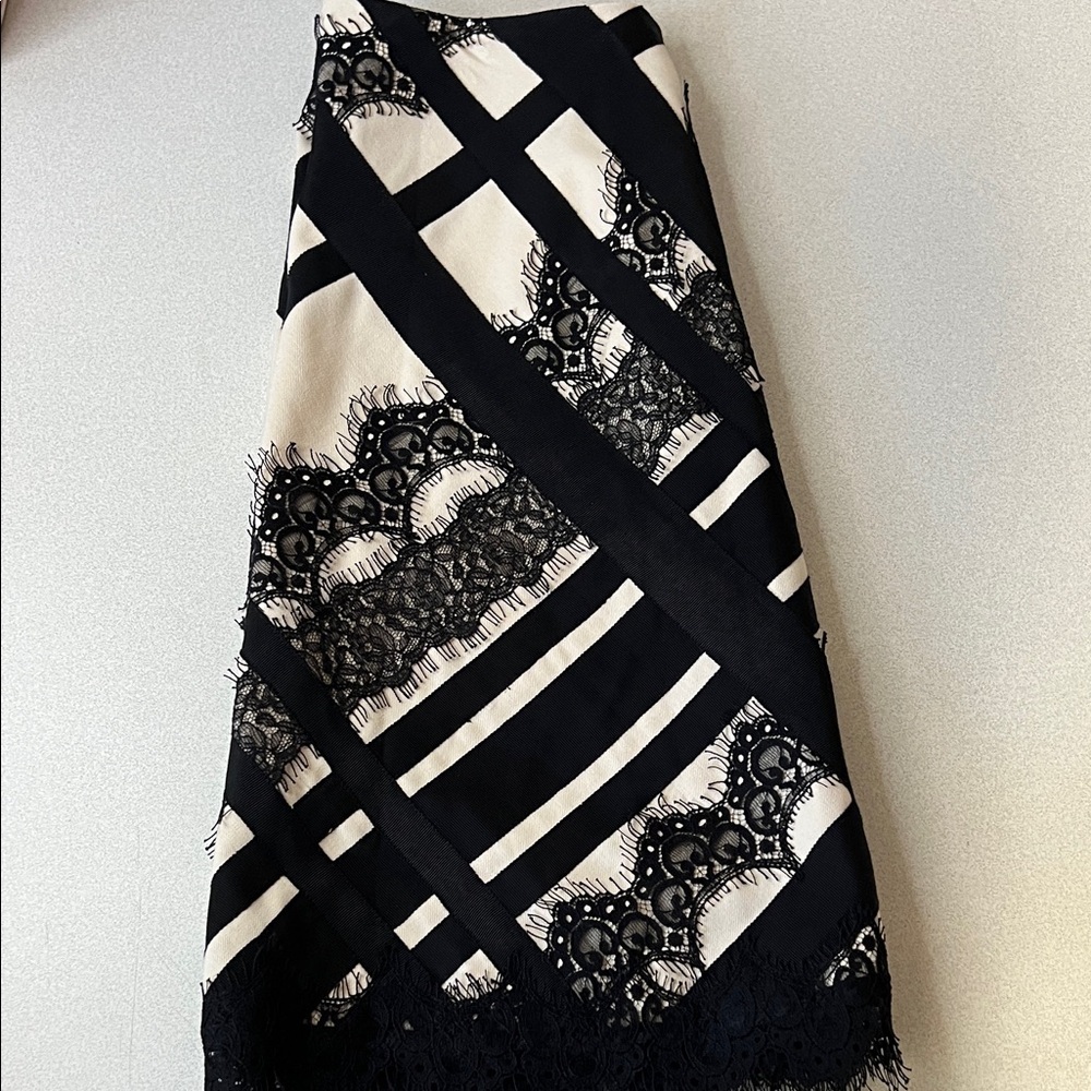 NANETTE LEPORE Elegant Black and White Lace Skirt - Picture 4 of 4